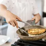 Jak smażyć ryby mrożone? Soczyste i chrupiące bez rozpadania!