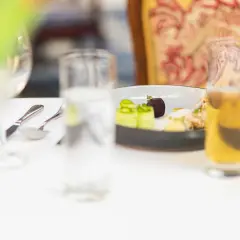 Impreza bez stresu: Jak obliczyć napoje? Gotowe przeliczniki