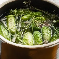 Kiszenie ogórków w garnku emaliowanym: Bezpieczne? Sprawdź!