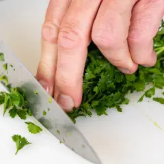 Jak mrozić natkę pietruszki? Sekrety sypkiej i aromatycznej natki!
