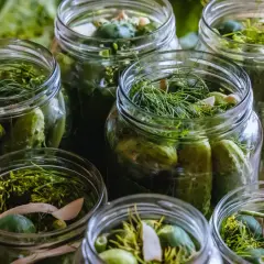 Chrupiące ogórki kiszone: Ile soli na litr wody? Sprawdź!