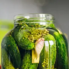 Ogórki kiszone: Probiotyczna moc i ukryte ryzyka. Czy warto je jeść?