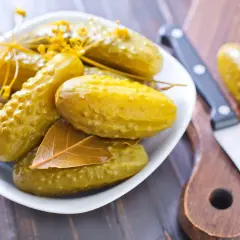 Ile kalorii ma ogórek kiszony? Probiotyki, dieta, zdrowie jelit