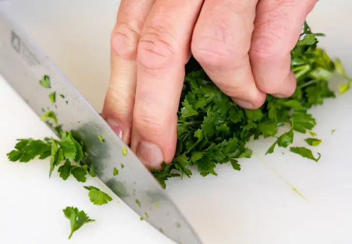 Jak mrozić natkę pietruszki? Sekrety sypkiej i aromatycznej natki!