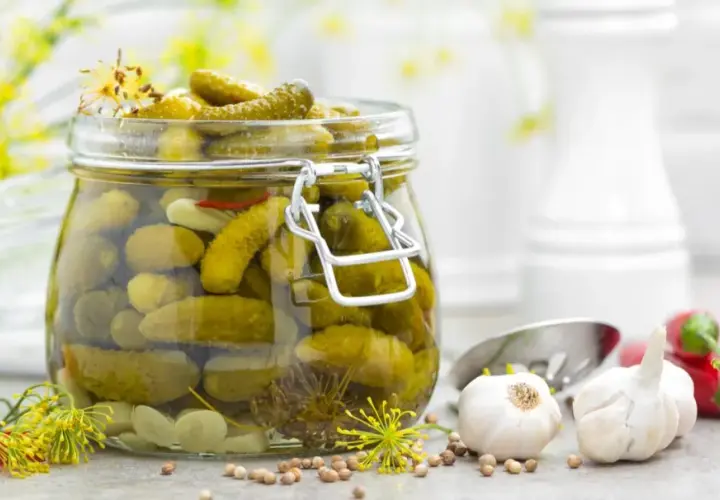 Mrożenie ogórków kiszonych: Zachowaj smak i probiotyki!