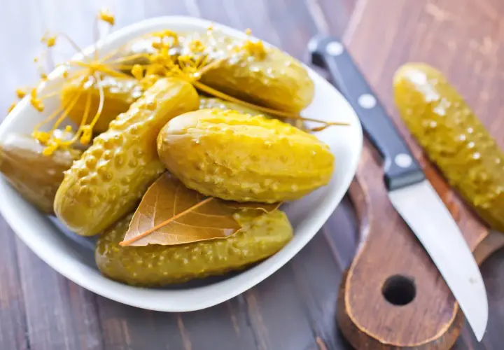 Ile kalorii ma ogórek kiszony? Probiotyki, dieta, zdrowie jelit
