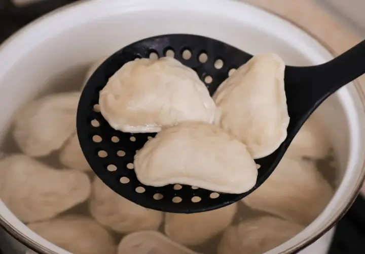 Jak gotować mrożone pierogi? Perfekcja w 5 minut!