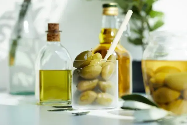 Oliwa z oliwek: ile kcal? Zdrowe kalorie i dieta bez obaw!