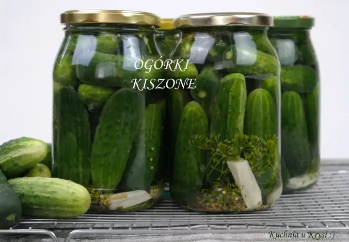 Ogórki kiszone bez solanki? Jak uzupełnić i uratować przetwory