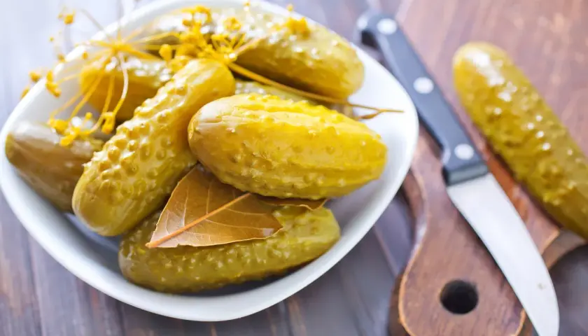 Ile kalorii ma ogórek kiszony? Probiotyki, dieta, zdrowie jelit