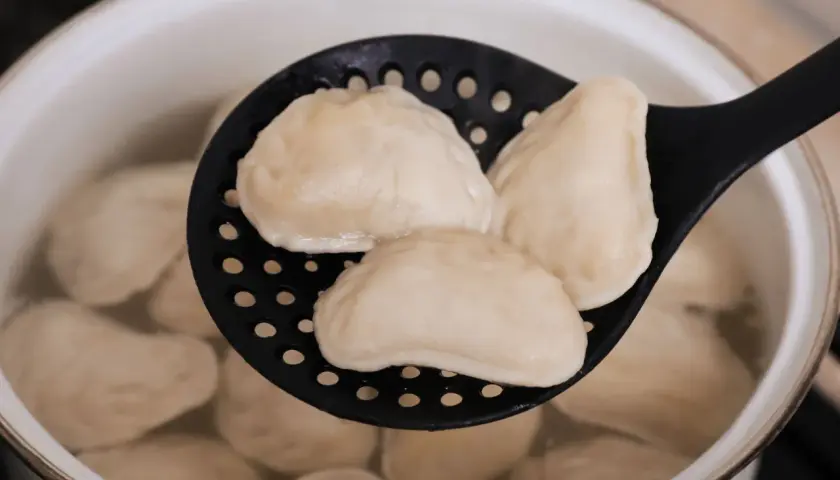 Jak gotować mrożone pierogi? Perfekcja w 5 minut!