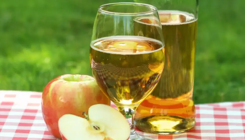 Cydr i wino jabłkowe: Domowy napój alkoholowy z jabłek krok po kroku