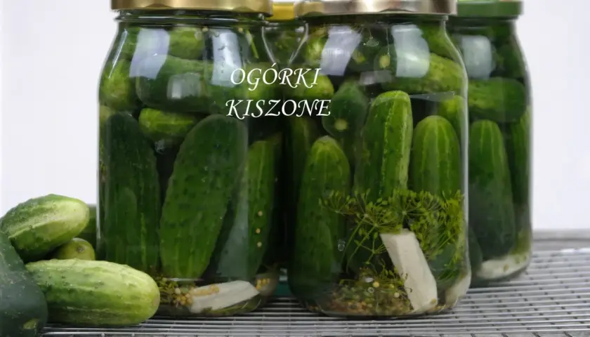 Ogórki kiszone bez solanki? Jak uzupełnić i uratować przetwory