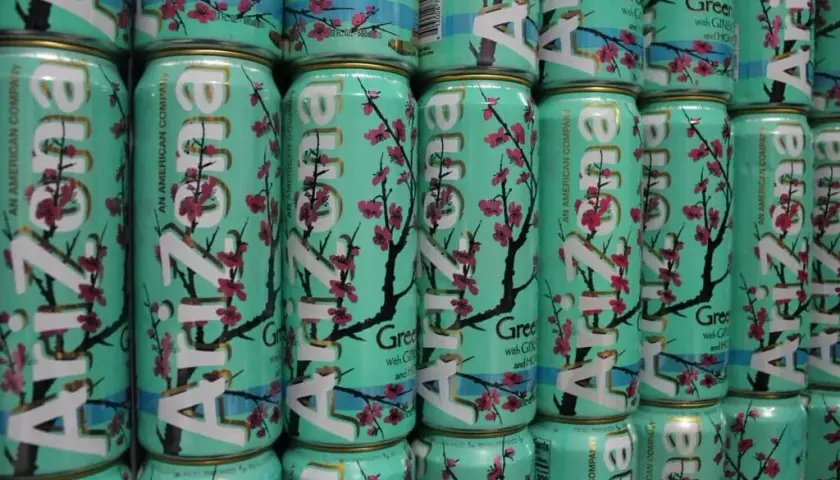 Czy AriZona to energetyk? Poznaj prawdę o składzie i prawie