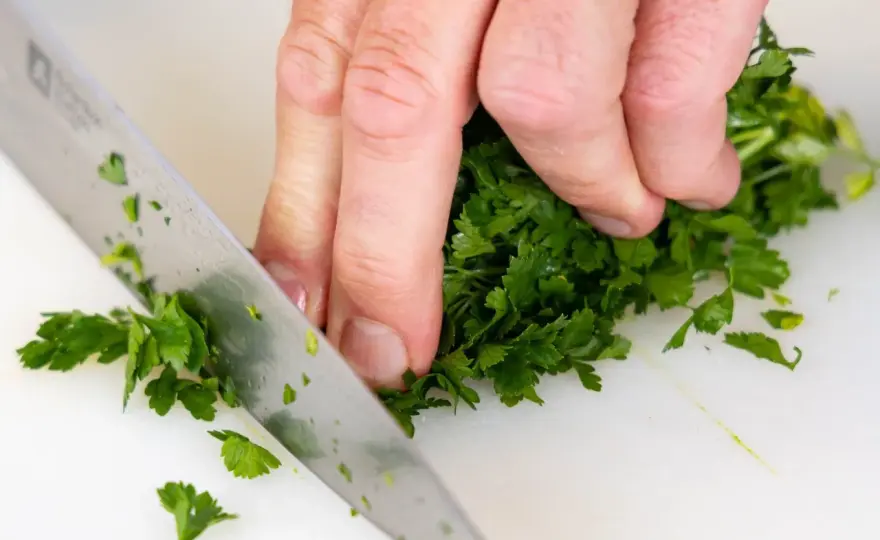 Jak mrozić natkę pietruszki? Sekrety sypkiej i aromatycznej natki!