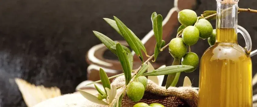 Oliwa z oliwek: eliksir zdrowia i urody. Na co naprawdę pomaga?