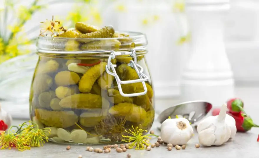 Mrożenie ogórków kiszonych: Zachowaj smak i probiotyki!
