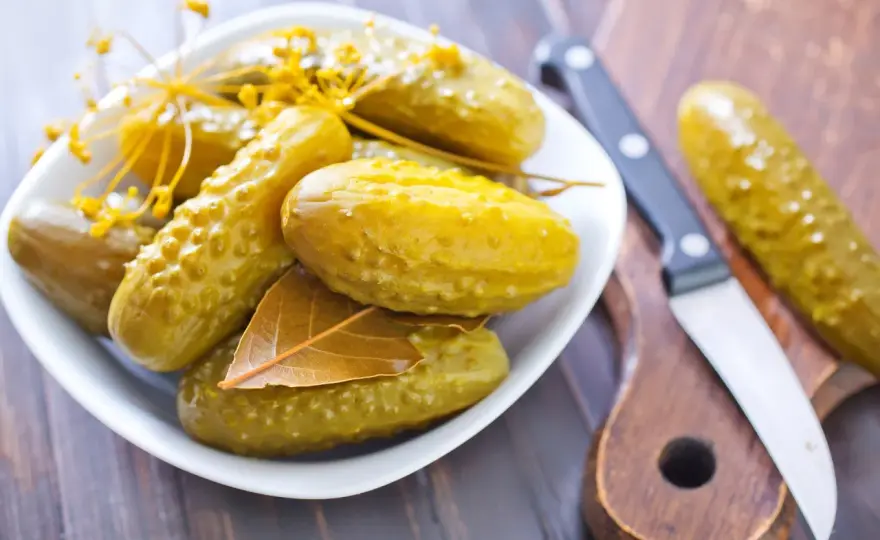 Ile kalorii ma ogórek kiszony? Probiotyki, dieta, zdrowie jelit