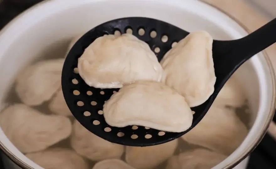 Jak gotować mrożone pierogi? Perfekcja w 5 minut!