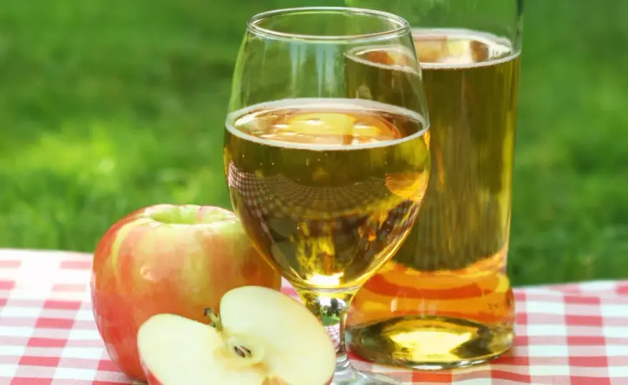 Cydr i wino jabłkowe: Domowy napój alkoholowy z jabłek krok po kroku