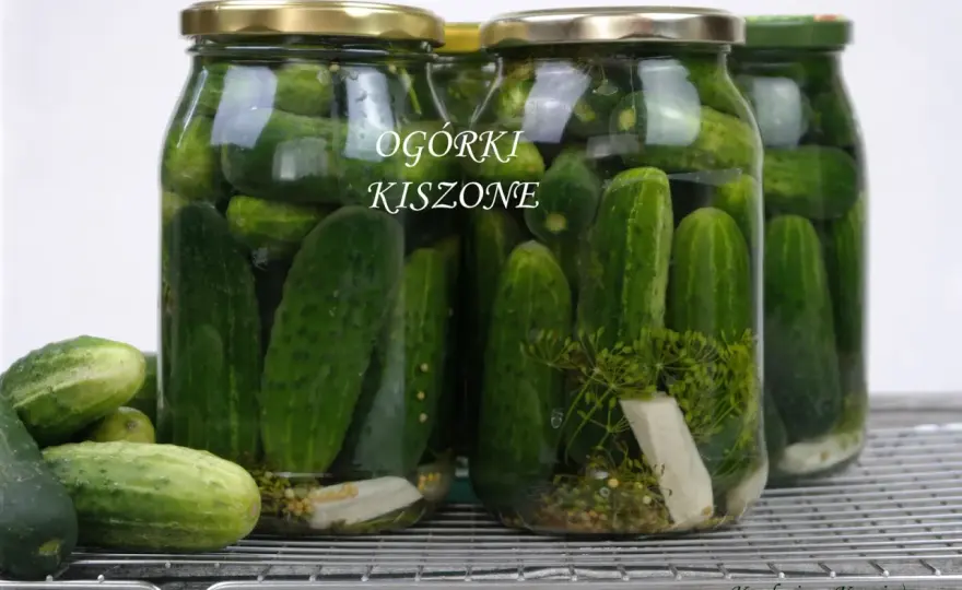 Ogórki kiszone bez solanki? Jak uzupełnić i uratować przetwory