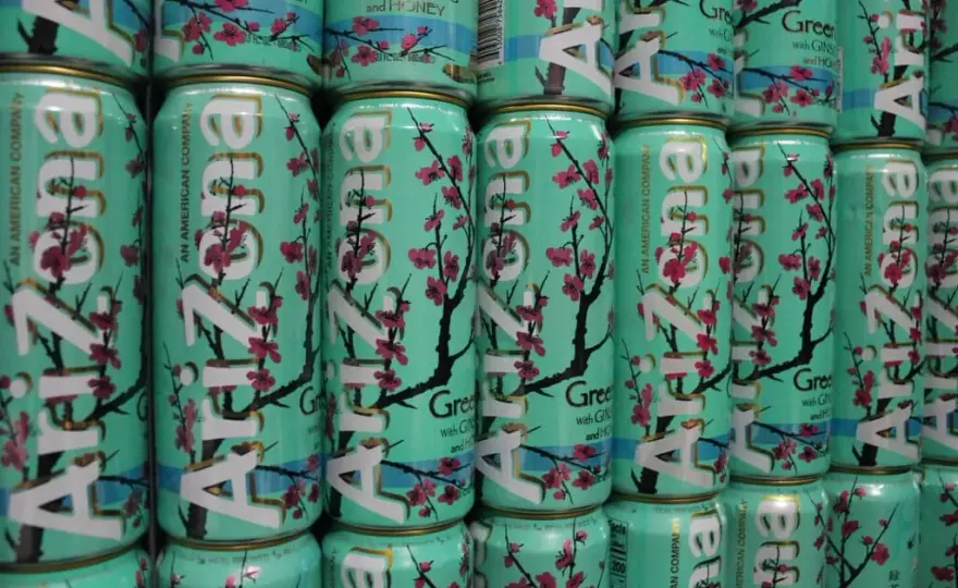 Czy AriZona to energetyk? Poznaj prawdę o składzie i prawie
