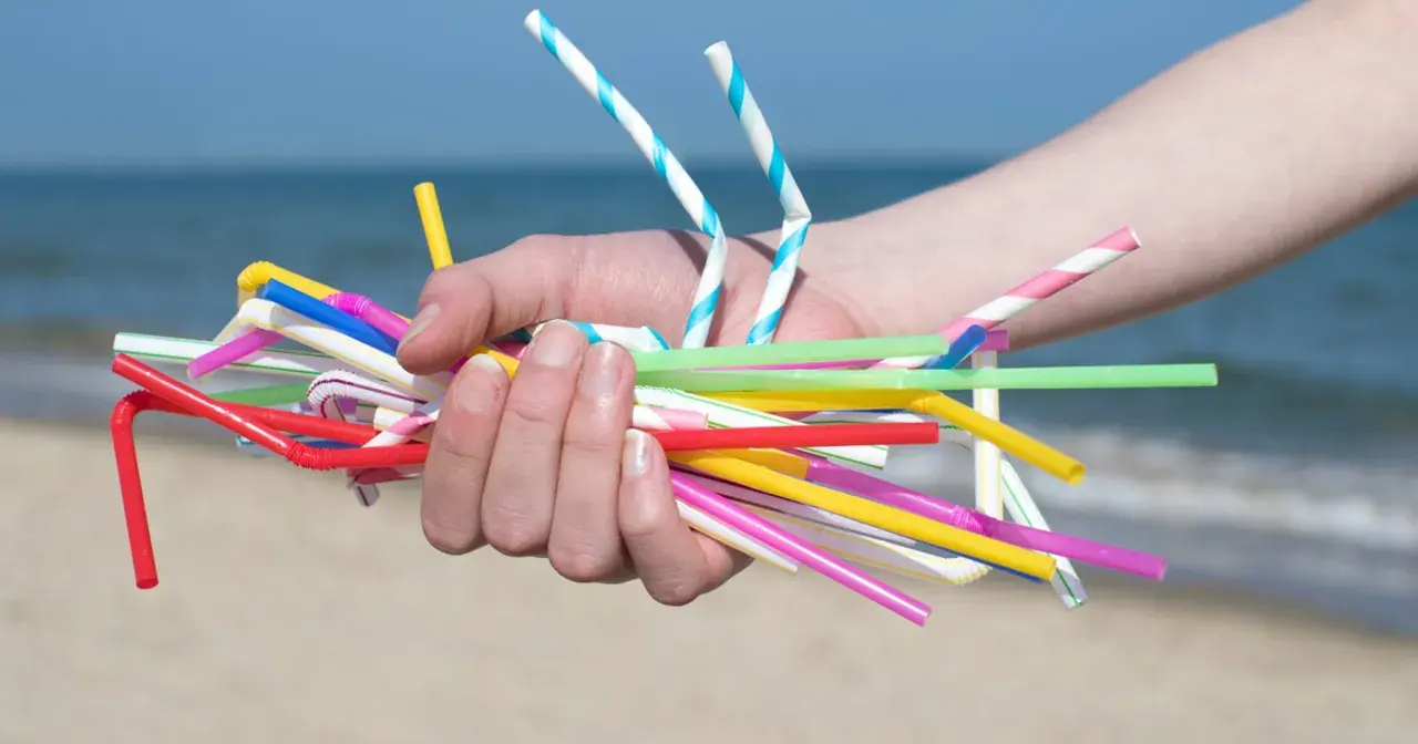 Słomki plastikowe: Zakaz, alternatywy. Czy wiesz, co wybrać?