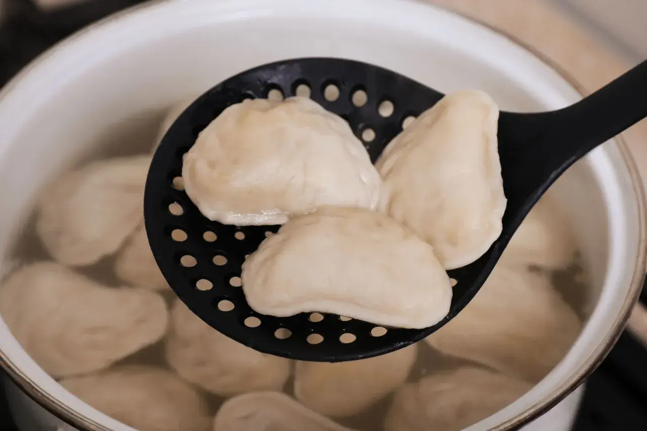 Jak gotować mrożone pierogi? Perfekcja w 5 minut!