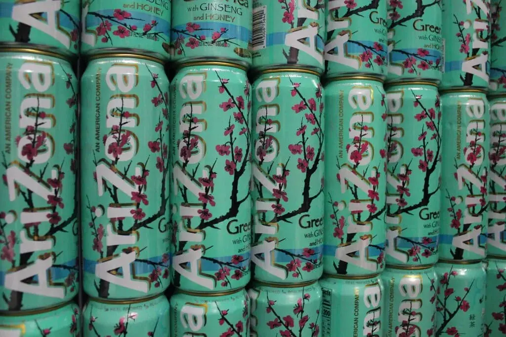 Czy AriZona to energetyk? Poznaj prawdę o składzie i prawie