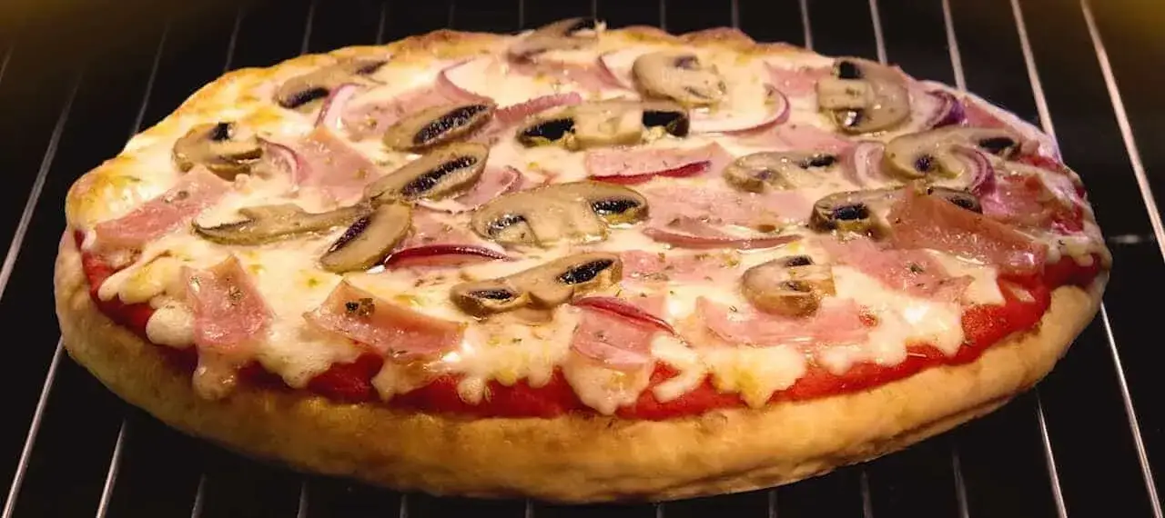 mrożona pizza przed i po upieczeniu