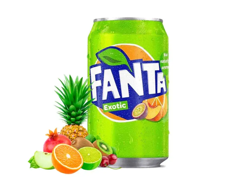 Fanta Tropikalny Poncz butelka i owoce tropikalne