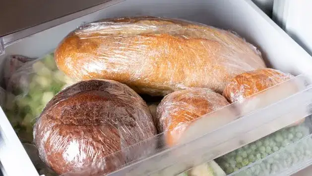 zamrożony chleb w woreczku z datą